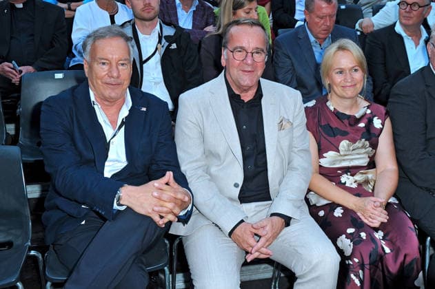 NIBELUNGEN FESTSPIELE. Nico Hofmann , Boris Pistorius und Julia Schwanholz anläßlich der Premiere des Stückes Die Hunnenkönigin im Rahmen der Nibelungen Festspiele am 17.07.2026 vor dem Kaiserdom Worms. 20260717MWI114093 *** NIBELUNGEN FESTIVAL Nico Hofmann, Boris Pistorius and Julia Schwanholz at the premiere of the play *The Queen of the Huns* as part of the Nibelungen Festival on July 17, 2026, in front of the Imperial Cathedral in Worms 20260717MWI114093