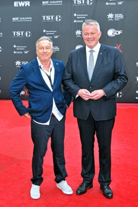 NIBELUNGEN FESTSPIELE. Gordon Schnieder und Nico Hofmann anläßlich der Premiere des Stückes Die Hunnenkönigin im Rahmen der Nibelungen Festspiele am 17.07.2026 vor dem Kaiserdom Worms. 20260717MWI113839 *** NIBELUNGEN FESTIVAL Gordon Schnieder and Nico Hofmann at the premiere of the play *The Queen of the Huns* as part of the Nibelungen Festival on July 17, 2026, in front of the Imperial Cathedral in Worms 20260717MWI113839