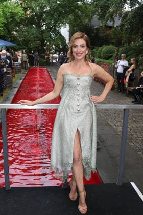 NIBELUNGEN FESTSPIELE 2026 Worms, 17.7..2026 Mara Bergmann bei der Eröffnung und Roten Teppich der NIBELUNGEN FESTSPIELE 2026 in Worms Rheinland-Pfals Deutschland *** NIBELUNGEN FESTIVAL 2026, Worms, July 17, 2026: Mara Bergmann at the opening ceremony and red carpet event of the NIBELUNGEN FESTIVAL 2026 in Worms, Rhineland-Palatinate, Germany Copyright: xMatthiasxGränzdörferx