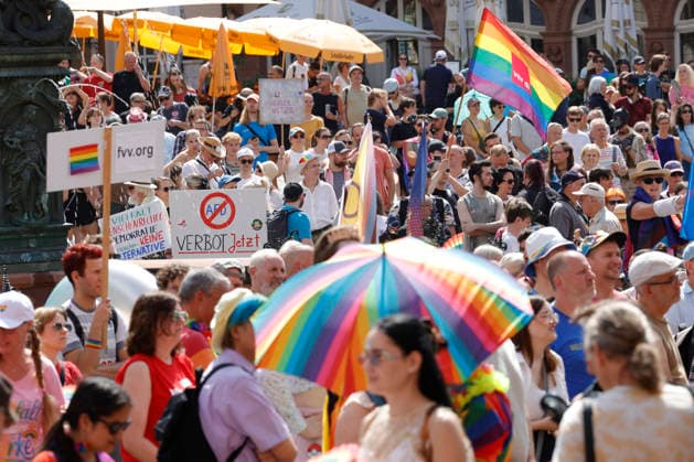 CSD Frankfurt 18.07.2026 Kundgebung Demonstration CSD Frankfurt vom Römer aus durch die Frankfurter Innenstadt unter dem Motto Demokratie braucht keine Alternative Frankfurt Main Hessen Deutschland *** CSD Frankfurt, July 18, 2026: Rally and march starting at the Römer and proceeding through downtown Frankfurt under the slogan Democracy Needs No Alternative —Frankfurt am Main, Hesse, Germany