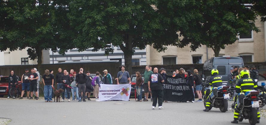Flensburg, Schleswig-Holstein Demo ProjektM1llion öEinigkeit für Deutschland™. Gegendemonstranten aus der linken Szene. Zwei Transparente Menschenwürde verteidigen! AfD-Verbot sowie Solidarität, Antifaarea. Aufnahme vom 18.07.2026, Flensburg. *** Flensburg, Schleswig-Holstein: ProjectM1llion – Unity for Germany™ demonstration; counter-demonstrators from the left-wing scene; two banners calling for the defense of human dignity, a ban on the AfD, and solidarity; Antifa area; photo taken on July 18, 2026, in Flensburg