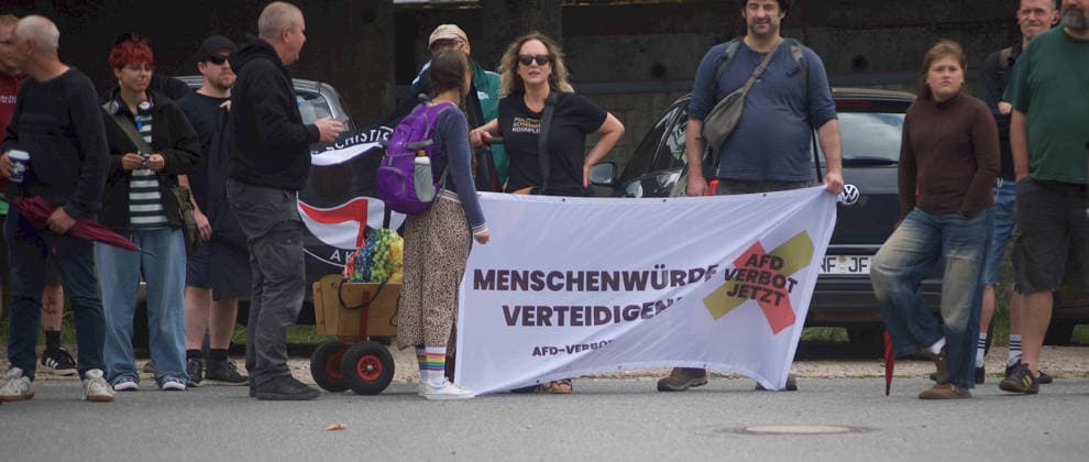 Flensburg, Schleswig-Holstein Demo ProjektM1llion öEinigkeit für Deutschland™. Gegendemonstranten aus der linken Szene. Personen hlalten Transparent Menschenwürde verteidigen! Aufnahme vom 18.07.2026, Flensburg. *** Flensburg, Schleswig-Holstein: ProjectM1llion – Unity for Germany™ demonstration. Counter-demonstrators from the left-wing scene held a banner reading Defend Human Dignity. Photo taken on July 18, 2026, in Flensburg.