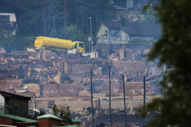 Brann i Drammen Drammen 20260718. Storbrannen i Drammen lordag formiddag. Brannen startet fredag ettermiddag i et rekkehus ved Krokstadelva i Drammen. Foto: Trond R. Teigen NTB Drammen Norge cKU49yiUqaY EDITORIAL USE ONLY Ref:_BNCcKU49yiUqaY.jpg *** Fire in Drammen Drammen 20260718 Major fire in Drammen on Saturday morning The fire started on Friday afternoon in a townhouse near the Krokstadelva River in Drammen Photo: Trond R. Teigen, NTB, Drammen, Norway cKU49yiUqaY EDITORIAL USE ONLY Ref BNCcKU49yiUqaY jpg  Copyright: xTrondxR.xTeigenx xNTBx