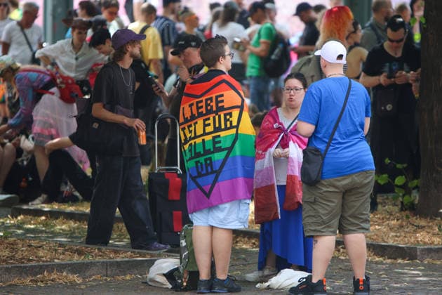 CSD Leipzig 2026: Tausende Menschen zogen bunt und friedlich durch die Innenstadt Am heutigen Tag fand in Leipzig der Christopher Street Day (CSD) 2026 statt. Auftakt der Veranstaltung war auf dem Augustusplatz, wo sich zahlreiche Teilnehmer versammelten. Im Anschluss setzte sich der Demonstrationszug durch das Leipziger Stadtgebiet in Bewegung. Die Veranstaltung verlief nach ersten Erkenntnissen geordnet und wurde von zahlreichen Schaulustigen begleitet. Bereits zu Beginn der Demonstration herrschte auf dem Augustusplatz reger Betrieb, ehe sich der Demonstrationszug formierte und die festgelegte Strecke durch die Innenstadt nahm. Während des Aufzuges kam es im Bereich der Demonstrationsroute zu temporären Verkehrsbehinderungen und Sperru Copyright: xEHLxMedia BjörnxStachx 20260718_csd-leipzig-2026_1
