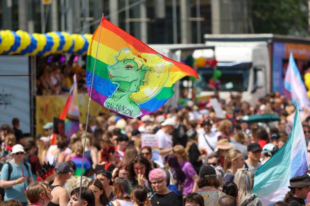 CSD Leipzig 2026: Tausende Menschen zogen bunt und friedlich durch die Innenstadt Am heutigen Tag fand in Leipzig der Christopher Street Day (CSD) 2026 statt. Auftakt der Veranstaltung war auf dem Augustusplatz, wo sich zahlreiche Teilnehmer versammelten. Im Anschluss setzte sich der Demonstrationszug durch das Leipziger Stadtgebiet in Bewegung. Die Veranstaltung verlief nach ersten Erkenntnissen geordnet und wurde von zahlreichen Schaulustigen begleitet. Bereits zu Beginn der Demonstration herrschte auf dem Augustusplatz reger Betrieb, ehe sich der Demonstrationszug formierte und die festgelegte Strecke durch die Innenstadt nahm. Während des Aufzuges kam es im Bereich der Demonstrationsroute zu temporären Verkehrsbehinderungen und Sperru Copyright: xBjoernxStachx 20260718_csd-leipzig-2026_11