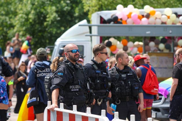 CSD Leipzig 2026: Tausende Menschen zogen bunt und friedlich durch die Innenstadt Am heutigen Tag fand in Leipzig der Christopher Street Day (CSD) 2026 statt. Auftakt der Veranstaltung war auf dem Augustusplatz, wo sich zahlreiche Teilnehmer versammelten. Im Anschluss setzte sich der Demonstrationszug durch das Leipziger Stadtgebiet in Bewegung. Die Veranstaltung verlief nach ersten Erkenntnissen geordnet und wurde von zahlreichen Schaulustigen begleitet. Bereits zu Beginn der Demonstration herrschte auf dem Augustusplatz reger Betrieb, ehe sich der Demonstrationszug formierte und die festgelegte Strecke durch die Innenstadt nahm. Während des Aufzuges kam es im Bereich der Demonstrationsroute zu temporären Verkehrsbehinderungen und Sperru Copyright: xBjoernxStachx 20260718_csd-leipzig-2026_12