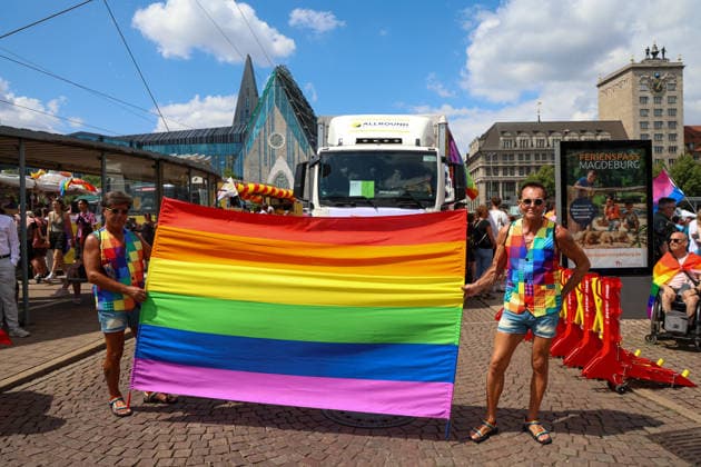 CSD Leipzig 2026: Tausende Menschen zogen bunt und friedlich durch die Innenstadt Am heutigen Tag fand in Leipzig der Christopher Street Day (CSD) 2026 statt. Auftakt der Veranstaltung war auf dem Augustusplatz, wo sich zahlreiche Teilnehmer versammelten. Im Anschluss setzte sich der Demonstrationszug durch das Leipziger Stadtgebiet in Bewegung. Die Veranstaltung verlief nach ersten Erkenntnissen geordnet und wurde von zahlreichen Schaulustigen begleitet. Bereits zu Beginn der Demonstration herrschte auf dem Augustusplatz reger Betrieb, ehe sich der Demonstrationszug formierte und die festgelegte Strecke durch die Innenstadt nahm. Während des Aufzuges kam es im Bereich der Demonstrationsroute zu temporären Verkehrsbehinderungen und Sperru Copyright: xBjoernxStachx 20260718_csd-leipzig-2026_13
