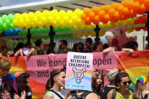 News Themen der Woche KW29 News Bilder des Tages CSD Leipzig 2026: Tausende Menschen zogen bunt und friedlich durch die Innenstadt Am heutigen Tag fand in Leipzig der Christopher Street Day (CSD) 2026 statt. Auftakt der Veranstaltung war auf dem Augustusplatz, wo sich zahlreiche Teilnehmer versammelten. Im Anschluss setzte sich der Demonstrationszug durch das Leipziger Stadtgebiet in Bewegung. Die Veranstaltung verlief nach ersten Erkenntnissen geordnet und wurde von zahlreichen Schaulustigen begleitet. Bereits zu Beginn der Demonstration herrschte auf dem Augustusplatz reger Betrieb, ehe sich der Demonstrationszug formierte und die festgelegte Strecke durch die Innenstadt nahm. Während des Aufzuges kam es im Bereich der Demonstrationsroute zu temporären Verkehrsbehinderungen und Sperru Copyright: xBjoernxStachx 20260718_csd-leipzig-2026_14