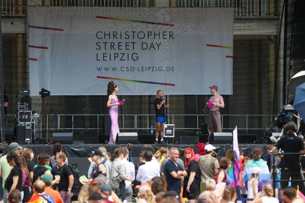 CSD Leipzig 2026: Tausende Menschen zogen bunt und friedlich durch die Innenstadt Am heutigen Tag fand in Leipzig der Christopher Street Day (CSD) 2026 statt. Auftakt der Veranstaltung war auf dem Augustusplatz, wo sich zahlreiche Teilnehmer versammelten. Im Anschluss setzte sich der Demonstrationszug durch das Leipziger Stadtgebiet in Bewegung. Die Veranstaltung verlief nach ersten Erkenntnissen geordnet und wurde von zahlreichen Schaulustigen begleitet. Bereits zu Beginn der Demonstration herrschte auf dem Augustusplatz reger Betrieb, ehe sich der Demonstrationszug formierte und die festgelegte Strecke durch die Innenstadt nahm. Während des Aufzuges kam es im Bereich der Demonstrationsroute zu temporären Verkehrsbehinderungen und Sperru Copyright: xBjoernxStachx 20260718_csd-leipzig-2026_4