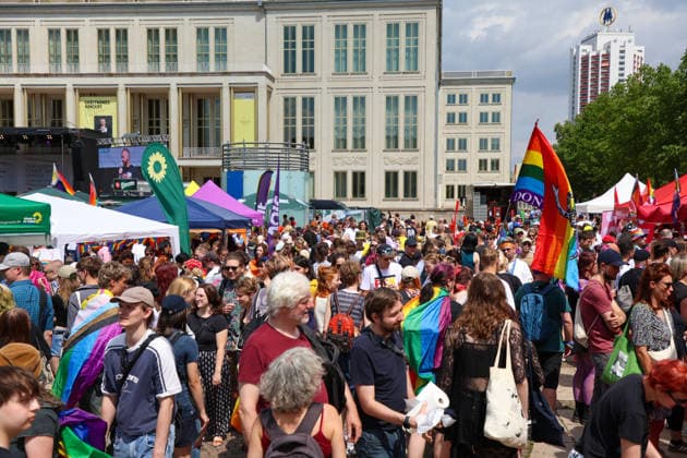 CSD Leipzig 2026: Tausende Menschen zogen bunt und friedlich durch die Innenstadt Am heutigen Tag fand in Leipzig der Christopher Street Day (CSD) 2026 statt. Auftakt der Veranstaltung war auf dem Augustusplatz, wo sich zahlreiche Teilnehmer versammelten. Im Anschluss setzte sich der Demonstrationszug durch das Leipziger Stadtgebiet in Bewegung. Die Veranstaltung verlief nach ersten Erkenntnissen geordnet und wurde von zahlreichen Schaulustigen begleitet. Bereits zu Beginn der Demonstration herrschte auf dem Augustusplatz reger Betrieb, ehe sich der Demonstrationszug formierte und die festgelegte Strecke durch die Innenstadt nahm. Während des Aufzuges kam es im Bereich der Demonstrationsroute zu temporären Verkehrsbehinderungen und Sperru Copyright: xBjoernxStachx 20260718_csd-leipzig-2026_5