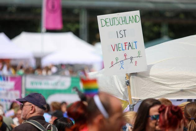 CSD Leipzig 2026: Tausende Menschen zogen bunt und friedlich durch die Innenstadt Am heutigen Tag fand in Leipzig der Christopher Street Day (CSD) 2026 statt. Auftakt der Veranstaltung war auf dem Augustusplatz, wo sich zahlreiche Teilnehmer versammelten. Im Anschluss setzte sich der Demonstrationszug durch das Leipziger Stadtgebiet in Bewegung. Die Veranstaltung verlief nach ersten Erkenntnissen geordnet und wurde von zahlreichen Schaulustigen begleitet. Bereits zu Beginn der Demonstration herrschte auf dem Augustusplatz reger Betrieb, ehe sich der Demonstrationszug formierte und die festgelegte Strecke durch die Innenstadt nahm. Während des Aufzuges kam es im Bereich der Demonstrationsroute zu temporären Verkehrsbehinderungen und Sperru Copyright: xBjoernxStachx 20260718_csd-leipzig-2026_6