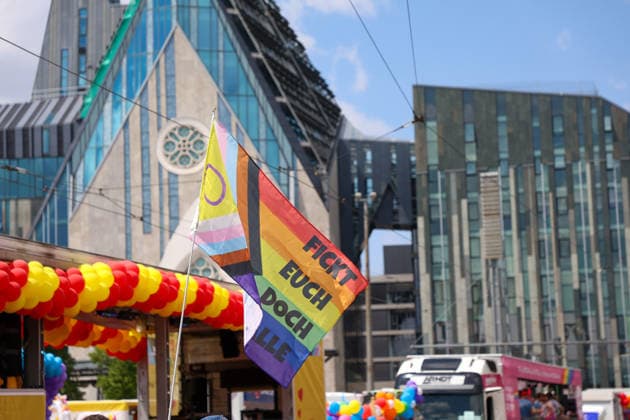 CSD Leipzig 2026: Tausende Menschen zogen bunt und friedlich durch die Innenstadt Am heutigen Tag fand in Leipzig der Christopher Street Day (CSD) 2026 statt. Auftakt der Veranstaltung war auf dem Augustusplatz, wo sich zahlreiche Teilnehmer versammelten. Im Anschluss setzte sich der Demonstrationszug durch das Leipziger Stadtgebiet in Bewegung. Die Veranstaltung verlief nach ersten Erkenntnissen geordnet und wurde von zahlreichen Schaulustigen begleitet. Bereits zu Beginn der Demonstration herrschte auf dem Augustusplatz reger Betrieb, ehe sich der Demonstrationszug formierte und die festgelegte Strecke durch die Innenstadt nahm. Während des Aufzuges kam es im Bereich der Demonstrationsroute zu temporären Verkehrsbehinderungen und Sperru Copyright: xBjoernxStachx 20260718_csd-leipzig-2026_7