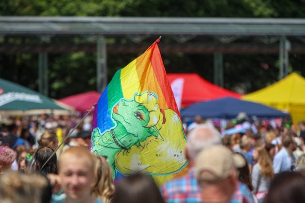 CSD Leipzig 2026: Tausende Menschen zogen bunt und friedlich durch die Innenstadt Am heutigen Tag fand in Leipzig der Christopher Street Day (CSD) 2026 statt. Auftakt der Veranstaltung war auf dem Augustusplatz, wo sich zahlreiche Teilnehmer versammelten. Im Anschluss setzte sich der Demonstrationszug durch das Leipziger Stadtgebiet in Bewegung. Die Veranstaltung verlief nach ersten Erkenntnissen geordnet und wurde von zahlreichen Schaulustigen begleitet. Bereits zu Beginn der Demonstration herrschte auf dem Augustusplatz reger Betrieb, ehe sich der Demonstrationszug formierte und die festgelegte Strecke durch die Innenstadt nahm. Während des Aufzuges kam es im Bereich der Demonstrationsroute zu temporären Verkehrsbehinderungen und Sperru Copyright: xBjoernxStachx 20260718_csd-leipzig-2026_8