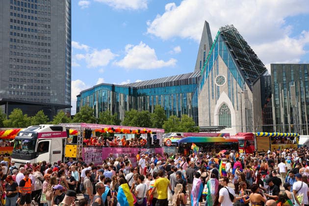 CSD Leipzig 2026: Tausende Menschen zogen bunt und friedlich durch die Innenstadt Am heutigen Tag fand in Leipzig der Christopher Street Day (CSD) 2026 statt. Auftakt der Veranstaltung war auf dem Augustusplatz, wo sich zahlreiche Teilnehmer versammelten. Im Anschluss setzte sich der Demonstrationszug durch das Leipziger Stadtgebiet in Bewegung. Die Veranstaltung verlief nach ersten Erkenntnissen geordnet und wurde von zahlreichen Schaulustigen begleitet. Bereits zu Beginn der Demonstration herrschte auf dem Augustusplatz reger Betrieb, ehe sich der Demonstrationszug formierte und die festgelegte Strecke durch die Innenstadt nahm. Während des Aufzuges kam es im Bereich der Demonstrationsroute zu temporären Verkehrsbehinderungen und Sperru Copyright: xBjoernxStachx 20260718_csd-leipzig-2026_9
