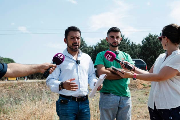 More than 300 firefighters are working to extinguish the fire in La Mierla, Guadalajara. Iván Sánchez i, Vox spokesperson in the Castile-La Mancha Regional Parliament and representative for Guadalajara, and Rubén Marchamalo, the Vox mayor of Robledillo de Mohernando, d, are speaking to the media during firefighting operations on July 18, 2026, in La Mierla, Guadalajara, Castilla-La Mancha, Spain. The fire remains active on several fronts and is advancing toward the municipality of Semillas, has forced the evacuation of 529 residents from eleven municipalities, and has already burned 3,483 hectares. JULY 18, 2026 FOREST FIRE La Mierla, Guadalajara, Castilla La Mierla, Guadalajara, Castilla, Spain  Copyright: xMateoxLanzuelax 7672791