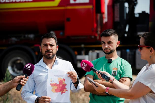 More than 300 firefighters are working to extinguish the fire in La Mierla, Guadalajara. Iván Sánchez i, Vox spokesperson in the Castile-La Mancha Regional Parliament and representative for Guadalajara, and Rubén Marchamalo, the Vox mayor of Robledillo de Mohernando, d, are speaking to the media during firefighting operations on July 18, 2026, in La Mierla, Guadalajara, Castilla-La Mancha, Spain. The fire remains active on several fronts and is advancing toward the municipality of Semillas, has forced the evacuation of 529 residents from eleven municipalities, and has already burned 3,483 hectares. JULY 18, 2026 FOREST FIRE La Mierla, Guadalajara, Castilla La Mierla, Guadalajara, Castilla, Spain  Copyright: xMateoxLanzuelax 7672792
