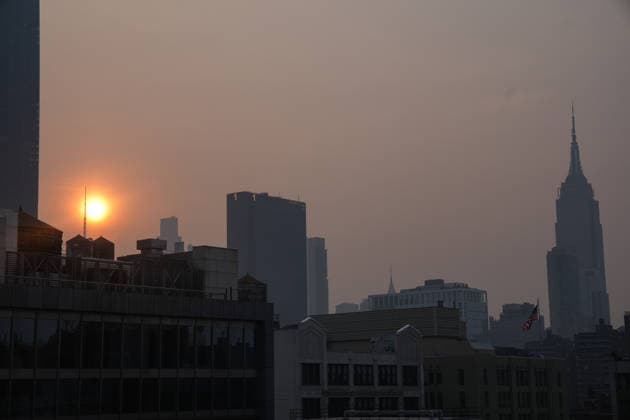 News Bilder des Tages July 18, 2026, New York, New York, USA: The sun rises through the smoke from Canadian Wildfires over Manhattan on July 18, 2026 in New York. More than 200 wildfires are burning in Canada causing smoke to drift across the United States spiking the air quality index. New York USA - ZUMAb148 20260718_zap_b148_003 Copyright: xBryanxSmithx