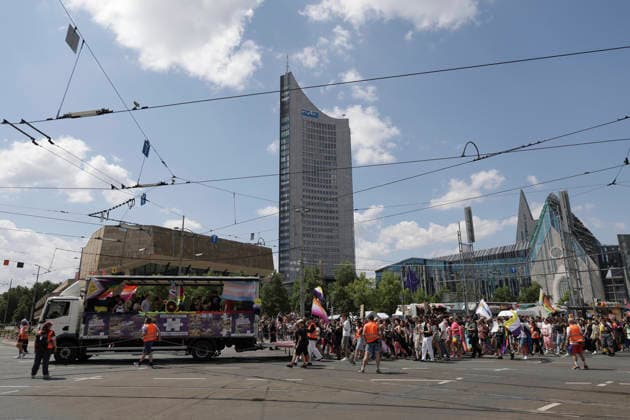 CSD Leipzig 2026 Leipzig, Deutschland - 18.07.2026 Teilnehmer bei der Demonstration zum Christopher Street Day (CSD) in Leipzig. Der CSD erinnert an die Stonewall-Unruhen von 1969 und setzt sich für die Rechte von LGBTQ+-Personen ein. *** CSD Leipzig 2026 Leipzig, Germany July 18, 2026 Participants in the Christopher Street Day (CSD) parade in Leipzig. CSD commemorates the Stonewall Riots of 1969 and advocates for the rights of LGBTQ people.