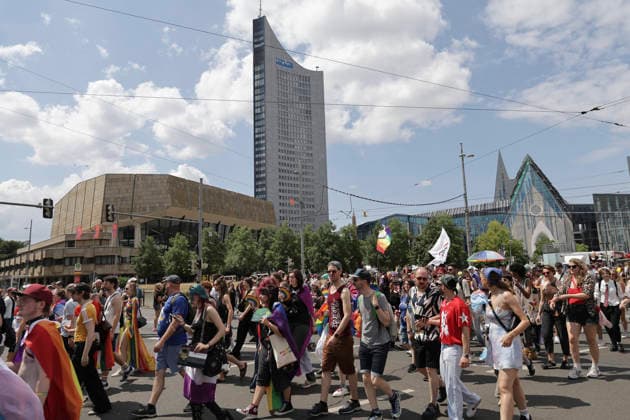 CSD Leipzig 2026 Leipzig, Deutschland - 18.07.2026 Teilnehmer bei der Demonstration zum Christopher Street Day (CSD) in Leipzig. Der CSD erinnert an die Stonewall-Unruhen von 1969 und setzt sich für die Rechte von LGBTQ+-Personen ein. *** CSD Leipzig 2026 Leipzig, Germany July 18, 2026 Participants in the Christopher Street Day (CSD) parade in Leipzig. CSD commemorates the Stonewall Riots of 1969 and advocates for the rights of LGBTQ people.