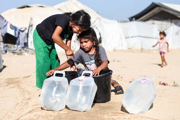Displaced Palestinians queue for water amid worsening shortages in central Gaza Displaced Palestinians queue to collect water from a mobile water tanker in al-Bureij refugee camp, in the central Gaza Strip, on July 18, 2026. Residents wait for hours to secure their daily water supply as severe shortages of clean water and high summer temperatures continue to worsen living conditions amid the deepening humanitarian crisis. Photo by Moiz Salhi apaimages Nusairat Gaza Strip Palestinian Territory 180726_Bureij_MS_00(25) Copyright: xapaimagesxMoizxSalhixx xapaimagesx