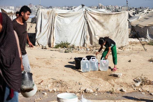 Displaced Palestinians queue for water amid worsening shortages in central Gaza Displaced Palestinians queue to collect water from a mobile water tanker in al-Bureij refugee camp, in the central Gaza Strip, on July 18, 2026. Residents wait for hours to secure their daily water supply as severe shortages of clean water and high summer temperatures continue to worsen living conditions amid the deepening humanitarian crisis. Photo by Moiz Salhi apaimages Nusairat Gaza Strip Palestinian Territory 180726_Bureij_MS_00(26) Copyright: xapaimagesxMoizxSalhixx xapaimagesx