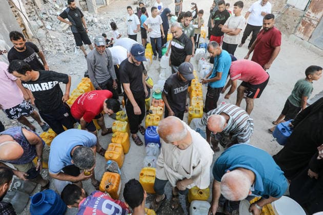 Displaced Palestinians queue for water amid worsening shortages in central Gaza Displaced Palestinians queue to collect water from a mobile water tanker in al-Bureij refugee camp, in the central Gaza Strip, on July 18, 2026. Residents wait for hours to secure their daily water supply as severe shortages of clean water and high summer temperatures continue to worsen living conditions amid the deepening humanitarian crisis. Photo by Moiz Salhi apaimages Nusairat Gaza Strip Palestinian Territory 180726_Bureij_MS_00(4) Copyright: xapaimagesxMoizxSalhixx xapaimagesx