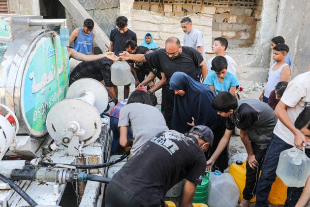 Displaced Palestinians queue for water amid worsening shortages in central Gaza Displaced Palestinians queue to collect water from a mobile water tanker in al-Bureij refugee camp, in the central Gaza Strip, on July 18, 2026. Residents wait for hours to secure their daily water supply as severe shortages of clean water and high summer temperatures continue to worsen living conditions amid the deepening humanitarian crisis. Photo by Moiz Salhi apaimages Nusairat Gaza Strip Palestinian Territory 180726_Bureij_MS_00(8) Copyright: xapaimagesxMoizxSalhixx xapaimagesx
