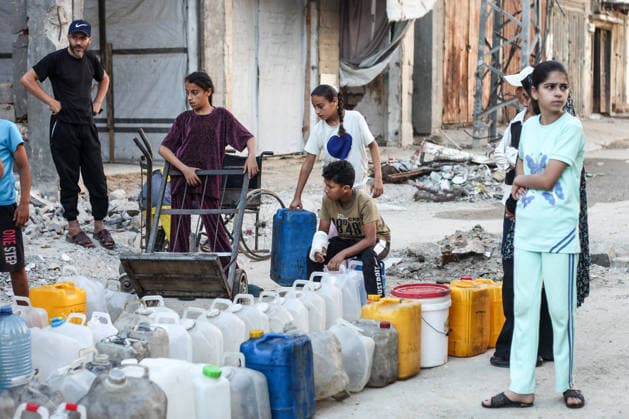 Displaced Palestinians queue for water amid worsening shortages in central Gaza Displaced Palestinians queue to collect water from a mobile water tanker in al-Bureij refugee camp, in the central Gaza Strip, on July 18, 2026. Residents wait for hours to secure their daily water supply as severe shortages of clean water and high summer temperatures continue to worsen living conditions amid the deepening humanitarian crisis. Photo by Moiz Salhi apaimages Nusairat Gaza Strip Palestinian Territory 180726_Bureij_MS_00(15) Copyright: xapaimagesxMoizxSalhixx xapaimagesx