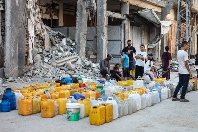 Displaced Palestinians queue for water amid worsening shortages in central Gaza Displaced Palestinians queue to collect water from a mobile water tanker in al-Bureij refugee camp, in the central Gaza Strip, on July 18, 2026. Residents wait for hours to secure their daily water supply as severe shortages of clean water and high summer temperatures continue to worsen living conditions amid the deepening humanitarian crisis. Photo by Moiz Salhi apaimages Nusairat Gaza Strip Palestinian Territory 180726_Bureij_MS_00(17) Copyright: xapaimagesxMoizxSalhixx xapaimagesx