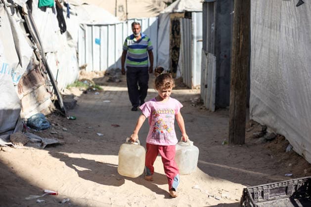 Displaced Palestinians queue for water amid worsening shortages in central Gaza Displaced Palestinians queue to collect water from a mobile water tanker in al-Bureij refugee camp, in the central Gaza Strip, on July 18, 2026. Residents wait for hours to secure their daily water supply as severe shortages of clean water and high summer temperatures continue to worsen living conditions amid the deepening humanitarian crisis. Photo by Moiz Salhi apaimages Nusairat Gaza Strip Palestinian Territory 180726_Bureij_MS_00(18) Copyright: xapaimagesxMoizxSalhixx xapaimagesx