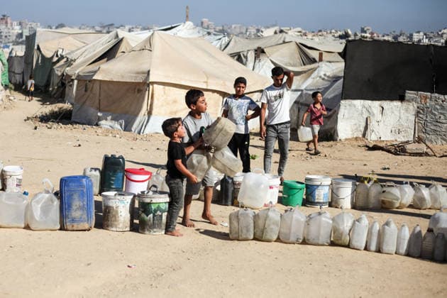 Displaced Palestinians queue for water amid worsening shortages in central Gaza Displaced Palestinians queue to collect water from a mobile water tanker in al-Bureij refugee camp, in the central Gaza Strip, on July 18, 2026. Residents wait for hours to secure their daily water supply as severe shortages of clean water and high summer temperatures continue to worsen living conditions amid the deepening humanitarian crisis. Photo by Moiz Salhi apaimages Nusairat Gaza Strip Palestinian Territory 180726_Bureij_MS_00(20) Copyright: xapaimagesxMoizxSalhixx xapaimagesx