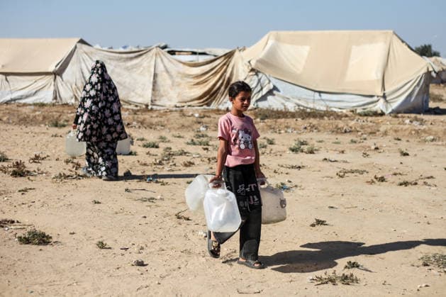 Displaced Palestinians queue for water amid worsening shortages in central Gaza Displaced Palestinians queue to collect water from a mobile water tanker in al-Bureij refugee camp, in the central Gaza Strip, on July 18, 2026. Residents wait for hours to secure their daily water supply as severe shortages of clean water and high summer temperatures continue to worsen living conditions amid the deepening humanitarian crisis. Photo by Moiz Salhi apaimages Nusairat Gaza Strip Palestinian Territory 180726_Bureij_MS_00(22) Copyright: xapaimagesxMoizxSalhixx xapaimagesx