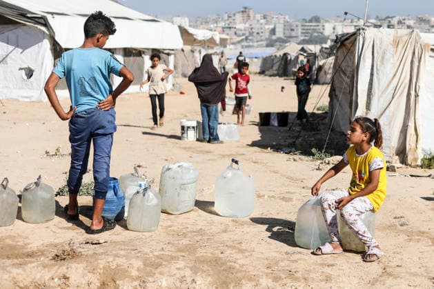 Displaced Palestinians queue for water amid worsening shortages in central Gaza Displaced Palestinians queue to collect water from a mobile water tanker in al-Bureij refugee camp, in the central Gaza Strip, on July 18, 2026. Residents wait for hours to secure their daily water supply as severe shortages of clean water and high summer temperatures continue to worsen living conditions amid the deepening humanitarian crisis. Photo by Moiz Salhi apaimages Nusairat Gaza Strip Palestinian Territory 180726_Bureij_MS_00(11) Copyright: xapaimagesxMoizxSalhixx xapaimagesx