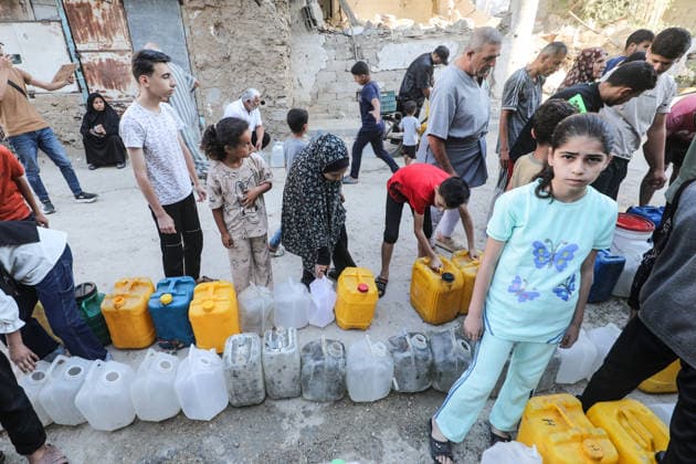 Displaced Palestinians queue for water amid worsening shortages in central Gaza Displaced Palestinians queue to collect water from a mobile water tanker in al-Bureij refugee camp, in the central Gaza Strip, on July 18, 2026. Residents wait for hours to secure their daily water supply as severe shortages of clean water and high summer temperatures continue to worsen living conditions amid the deepening humanitarian crisis. Photo by Moiz Salhi apaimages Nusairat Gaza Strip Palestinian Territory 180726_Bureij_MS_00(7) Copyright: xapaimagesxMoizxSalhixx xapaimagesx