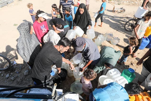 Displaced Palestinians queue for water amid worsening shortages in central Gaza Displaced Palestinians queue to collect water from a mobile water tanker in al-Bureij refugee camp, in the central Gaza Strip, on July 18, 2026. Residents wait for hours to secure their daily water supply as severe shortages of clean water and high summer temperatures continue to worsen living conditions amid the deepening humanitarian crisis. Photo by Moiz Salhi apaimages Nusairat Gaza Strip Palestinian Territory 180726_Bureij_MS_00(9) Copyright: xapaimagesxMoizxSalhixx xapaimagesx