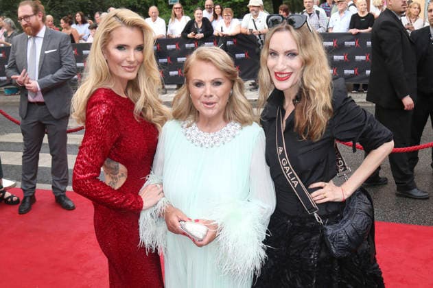 Mirja du Mont, Marijke Amado und Galia Brener-Rexroth bei der Eröffnung der Nibelungen-Festspiele 2026 mit der Uraufführung des Stücks Die Hunnenkönigin auf der Open-Air-Bühne vor dem Wormser Dom. Worms, 17.07.2026 *** Mirja du Mont, Marijke Amado, and Galia Brener Rexroth at the opening of the 2026 Nibelungen Festival, featuring the world premiere of the play *The Hun Queen* on the open-air stage in front of Worms Cathedral, Worms, July 17, 2026 Foto:xAgenturxWehnertx xGränzdörferx xFuturexImagex nibelungen_6781