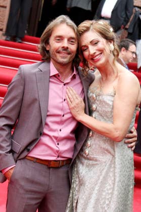 Mara Bergmann mit Ehemann Alexander Hoffmann bei der Eröffnung der Nibelungen-Festspiele 2026 mit der Uraufführung des Stücks Die Hunnenkönigin auf der Open-Air-Bühne vor dem Wormser Dom. Worms, 17.07.2026 *** Mara Bergmann with her husband Alexander Hoffmann at the opening of the 2026 Nibelungen Festival, featuring the world premiere of the play *Die Hunnenkönigin* on the open-air stage in front of Worms Cathedral, Worms, July 17, 2026 Foto:xAgenturxWehnertx xGränzdörferx xFuturexImagex nibelungen_6829