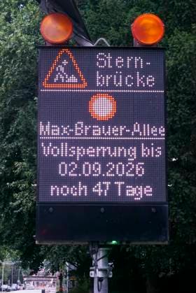 CNTV STERNBRUECKE- Baustelle Sternbrücke - Die alte Brücke wird demontiert und die neue wird zum Transport vorbereitet. Hamburg 18.06.2026 Zuerst werden jetzt die Gleisanlagen auf der Sternbrücke demontiert. Der eigentliche Abriss der Brücke erfolgt vermutlicherweise erst um den 23 und 24 Juli. Hamburg Deutschland *** CNTV STERNBRUECKE Sternbrücke Construction Site The old bridge is being dismantled and the new one is being prepared for transport Hamburg, June 18, 2026 First, the tracks on the Sternbrücke are being dismantled. The actual demolition of the bridge will likely not take place until around July 23 and 24 July in Hamburg, Germany