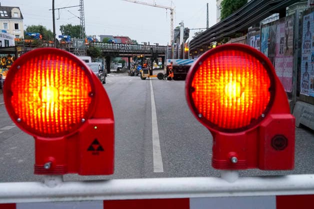 CNTV STERNBRUECKE- Baustelle Sternbrücke - Die alte Brücke wird demontiert und die neue wird zum Transport vorbereitet. Hamburg 18.06.2026 Zuerst werden jetzt die Gleisanlagen auf der Sternbrücke demontiert. Der eigentliche Abriss der Brücke erfolgt vermutlicherweise erst um den 23 und 24 Juli. Hamburg Deutschland *** CNTV STERNBRUECKE Sternbrücke Construction Site The old bridge is being dismantled and the new one is being prepared for transport Hamburg, June 18, 2026 First, the tracks on the Sternbrücke are being dismantled. The actual demolition of the bridge will likely not take place until around July 23 and 24 July in Hamburg, Germany