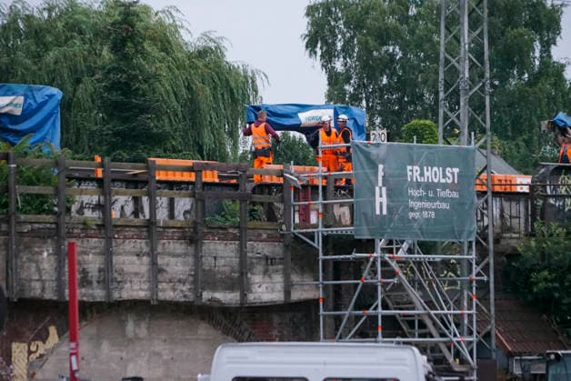 CNTV STERNBRUECKE- Baustelle Sternbrücke - Die alte Brücke wird demontiert und die neue wird zum Transport vorbereitet. Hamburg 18.06.2026 Zuerst werden jetzt die Gleisanlagen auf der Sternbrücke demontiert. Der eigentliche Abriss der Brücke erfolgt vermutlicherweise erst um den 23 und 24 Juli. Hamburg Deutschland *** CNTV STERNBRUECKE Sternbrücke Construction Site The old bridge is being dismantled and the new one is being prepared for transport Hamburg, June 18, 2026 First, the tracks on the Sternbrücke are being dismantled. The actual demolition of the bridge will likely not take place until around July 23 and 24 July in Hamburg, Germany