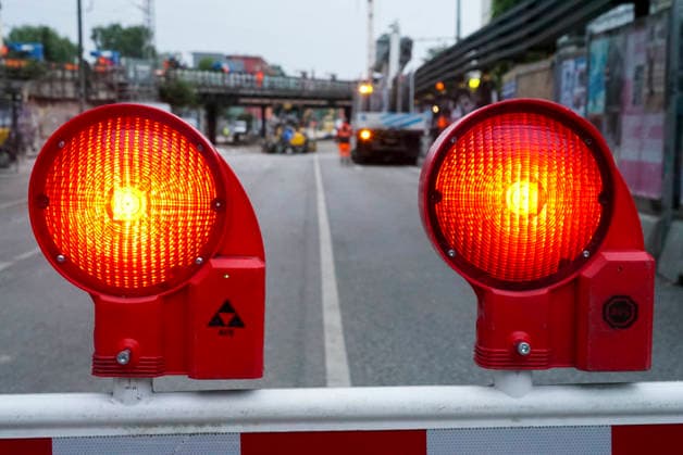 CNTV STERNBRUECKE- Baustelle Sternbrücke - Die alte Brücke wird demontiert und die neue wird zum Transport vorbereitet. Hamburg 18.06.2026 Zuerst werden jetzt die Gleisanlagen auf der Sternbrücke demontiert. Der eigentliche Abriss der Brücke erfolgt vermutlicherweise erst um den 23 und 24 Juli. Hamburg Deutschland *** CNTV STERNBRUECKE Sternbrücke Construction Site The old bridge is being dismantled and the new one is being prepared for transport Hamburg, June 18, 2026 First, the tracks on the Sternbrücke are being dismantled. The actual demolition of the bridge will likely not take place until around July 23 and 24 July in Hamburg, Germany