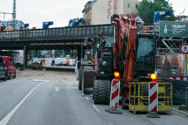 CNTV STERNBRUECKE- Baustelle Sternbrücke - Die alte Brücke wird demontiert und die neue wird zum Transport vorbereitet. Hamburg 18.06.2026 Zuerst werden jetzt die Gleisanlagen auf der Sternbrücke demontiert. Der eigentliche Abriss der Brücke erfolgt vermutlicherweise erst um den 23 und 24 Juli. Hamburg Deutschland *** CNTV STERNBRUECKE Sternbrücke Construction Site The old bridge is being dismantled and the new one is being prepared for transport Hamburg, June 18, 2026 First, the tracks on the Sternbrücke are being dismantled. The actual demolition of the bridge will likely not take place until around July 23 and 24 July in Hamburg, Germany
