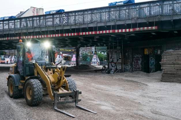 CNTV STERNBRUECKE- Baustelle Sternbrücke - Die alte Brücke wird demontiert und die neue wird zum Transport vorbereitet. Hamburg 18.06.2026 Zuerst werden jetzt die Gleisanlagen auf der Sternbrücke demontiert. Der eigentliche Abriss der Brücke erfolgt vermutlicherweise erst um den 23 und 24 Juli. Hamburg Deutschland *** CNTV STERNBRUECKE Sternbrücke Construction Site The old bridge is being dismantled and the new one is being prepared for transport Hamburg, June 18, 2026 First, the tracks on the Sternbrücke are being dismantled. The actual demolition of the bridge will likely not take place until around July 23 and 24 July in Hamburg, Germany