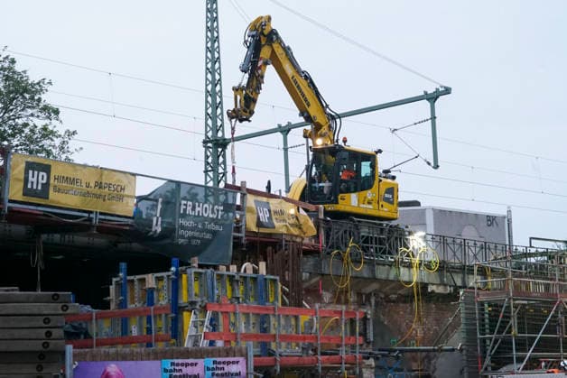 CNTV STERNBRUECKE- Baustelle Sternbrücke - Die alte Brücke wird demontiert und die neue wird zum Transport vorbereitet. Hamburg 18.06.2026 Zuerst werden jetzt die Gleisanlagen auf der Sternbrücke demontiert. Der eigentliche Abriss der Brücke erfolgt vermutlicherweise erst um den 23 und 24 Juli. Hamburg Deutschland *** CNTV STERNBRUECKE Sternbrücke Construction Site The old bridge is being dismantled and the new one is being prepared for transport Hamburg, June 18, 2026 First, the tracks on the Sternbrücke are being dismantled. The actual demolition of the bridge will likely not take place until around July 23 and 24 July in Hamburg, Germany