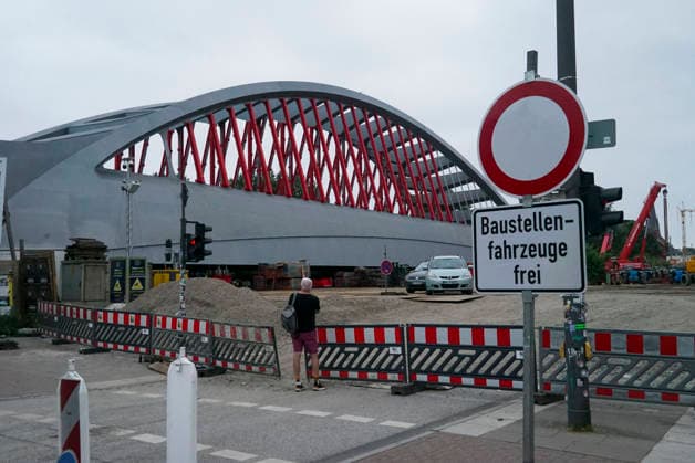 CNTV STERNBRUECKE- Baustelle Sternbrücke - Die alte Brücke wird demontiert und die neue wird zum Transport vorbereitet. Hamburg 18.06.2026Der eigentliche Abriss der Brücke erfolgt vermutlicherweise erst um den 23 und 24 Juli.Gleichzeitig laufen die Vorbereitungen für den Transport und Einhub der neuen Brücke. Hamburg Deutschland *** CNTV STERNBRUECKE Sternbrücke Construction Site: The old bridge is being dismantled and the new one is being prepared for transport. Hamburg, June 18, 2026. The actual demolition of the bridge is expected to take place around July 23 and 24. At the same time, preparations are underway for the transport and hoisting the new bridge. Hamburg, Germany