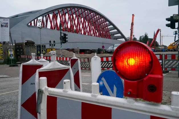 CNTV STERNBRUECKE- Baustelle Sternbrücke - Die alte Brücke wird demontiert und die neue wird zum Transport vorbereitet. Hamburg 18.06.2026Der eigentliche Abriss der Brücke erfolgt vermutlicherweise erst um den 23 und 24 Juli.Gleichzeitig laufen die Vorbereitungen für den Transport und Einhub der neuen Brücke. Hamburg Deutschland *** CNTV STERNBRUECKE Sternbrücke Construction Site: The old bridge is being dismantled and the new one is being prepared for transport. Hamburg, June 18, 2026. The actual demolition of the bridge is expected to take place around July 23 and 24. At the same time, preparations are underway for the transport and hoisting the new bridge. Hamburg, Germany