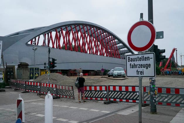 CNTV STERNBRUECKE- Baustelle Sternbrücke - Die alte Brücke wird demontiert und die neue wird zum Transport vorbereitet. Hamburg 18.06.2026Der eigentliche Abriss der Brücke erfolgt vermutlicherweise erst um den 23 und 24 Juli.Gleichzeitig laufen die Vorbereitungen für den Transport und Einhub der neuen Brücke. Hamburg Deutschland *** CNTV STERNBRUECKE Sternbrücke Construction Site: The old bridge is being dismantled and the new one is being prepared for transport. Hamburg, June 18, 2026. The actual demolition of the bridge is expected to take place around July 23 and 24. At the same time, preparations are underway for the transport and hoisting the new bridge. Hamburg, Germany