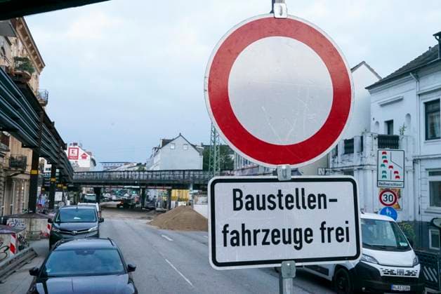 CNTV STERNBRUECKE- Baustelle Sternbrücke - Die alte Brücke wird demontiert und die neue wird zum Transport vorbereitet. Hamburg 18.06.2026 Zuerst werden jetzt die Gleisanlagen auf der Sternbrücke demontiert. Der eigentliche Abriss der Brücke erfolgt vermutlicherweise erst um den 23 und 24 Juli. Hamburg Deutschland *** CNTV STERNBRUECKE Sternbrücke Construction Site The old bridge is being dismantled and the new one is being prepared for transport Hamburg, June 18, 2026 First, the tracks on the Sternbrücke are being dismantled. The actual demolition of the bridge is expected to take place around July 23 and 24 July in Hamburg, Germany