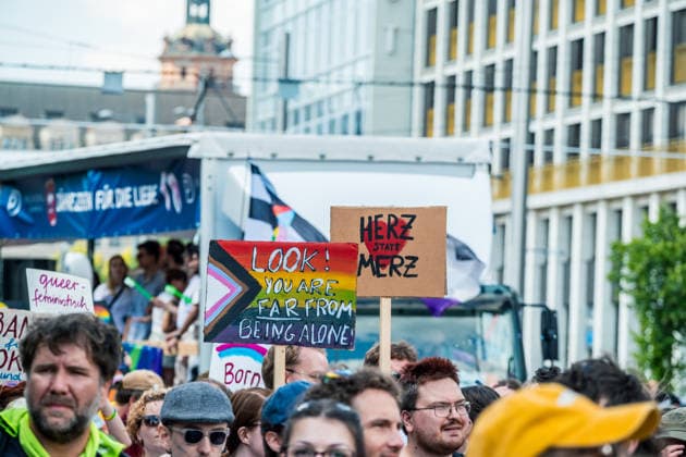 Mehr als 20.000 Menschen beteiligen sich am Demonstrationszug des Christopher Street Day (CSD) 2026 durch die Leipziger Innenstadt. Mit der Veranstaltung setzen die Teilnehmenden ein Zeichen für Vielfalt, Gleichberechtigung sowie die Rechte von LGBTQIA+-Menschen. Leipzig, Sachsen, Deutschland, CSD Leipzig 2026 *** More than 20,000 people are taking part in the Christopher Street Day (CSD) 2026 parade through downtown Leipzig. Through this event, participants are standing up for diversity, equality, and the rights of LGBTQIA people. Leipzig, Saxony, Germany, CSD Leipzig 2026