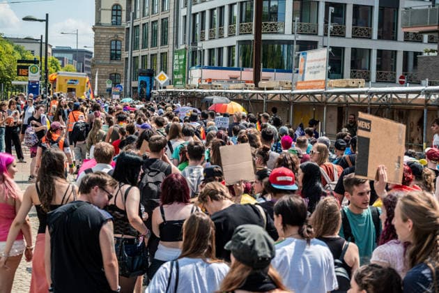 Mehr als 20.000 Menschen beteiligen sich am Demonstrationszug des Christopher Street Day (CSD) 2026 durch die Leipziger Innenstadt. Mit der Veranstaltung setzen die Teilnehmenden ein Zeichen für Vielfalt, Gleichberechtigung sowie die Rechte von LGBTQIA+-Menschen. Leipzig, Sachsen, Deutschland, CSD Leipzig 2026 *** More than 20,000 people are taking part in the Christopher Street Day (CSD) 2026 parade through downtown Leipzig. Through this event, participants are standing up for diversity, equality, and the rights of LGBTQIA people. Leipzig, Saxony, Germany, CSD Leipzig 2026